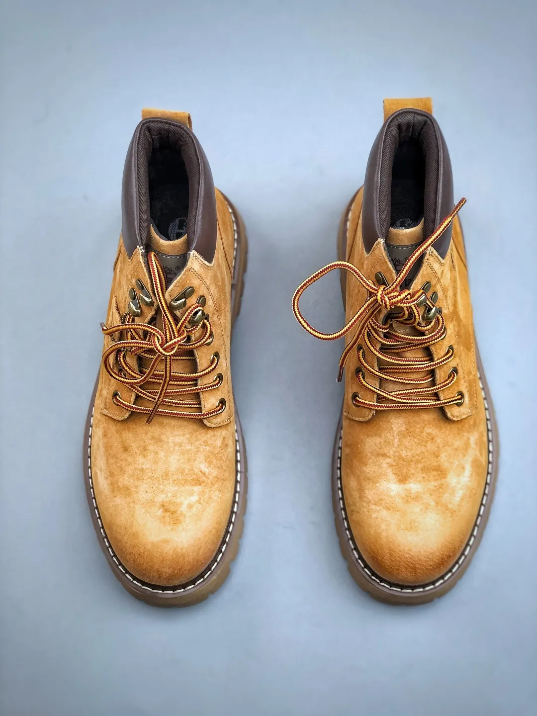 Local pick-up 💰560 supports store release. New goods 🚀 #Timberland Timberland/Timberland outdoor high-top casual rhubarb boots series #Guangdong Dachang quality, original box and original packaging, fashionable and trendy matching. The fabric is made of Italian 🇮🇹 top-grade frosted fine-grained cowhide. It is matched with anti-odor and anti-corrosion genuine leather latex insoles. The outsole and hardware are all made from OEM raw materials. It is the same as the original Goodyear and will never be glued. Good products do not kill pigs. Exclusively launched on the whole network. There is no doubt about the quality. The whole set is packaged in the official website to give you the perfect wearing experience. The quality is exquisite and durable. A must-have for sportsmen. Specially designed to treat those who are not handsome. High-quality and first-class foot feel. Specially used for cold protection and outdoor use this winter. Casual matching for daily use. Size: 38-44 (leather shoe size)